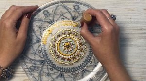 Точечная роспись тарелки: расписываем по трафарету из готового набора для творчества