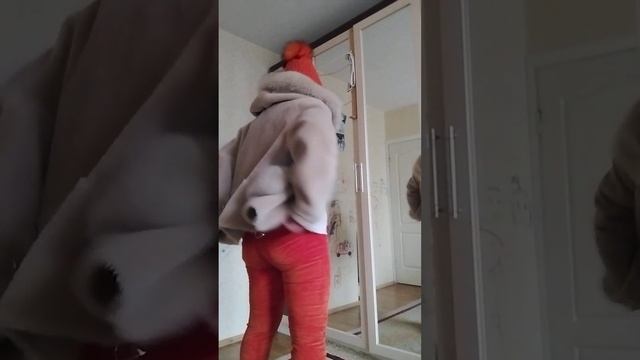 Как Вам яркая шапка? смотреть онлайн