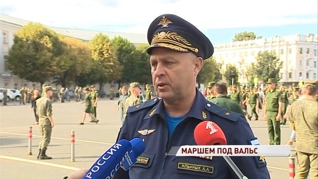 Будущие лейтенанты отрепетировали получение дипломов на Советской площади смотреть онлайн