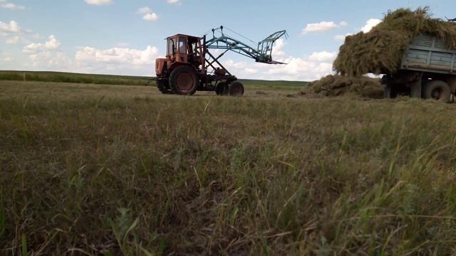 Погрузка сена на тракторе т-16, самодельный кун. смотреть онлайн