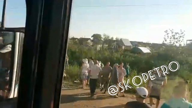 Автомобиль въехал в остановку. Новопавловка смотреть онлайн