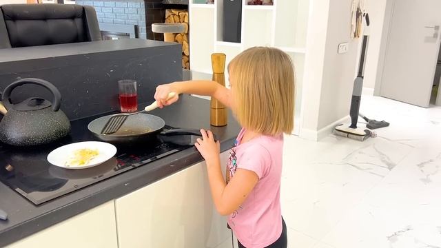 СОФИЯ ОСТАЛАСЬ ОДНА ДОМА. ВСЕ УЕХАЛИ. СОФУНЬЯ ШАЛУНЬЯ смотреть онлайн