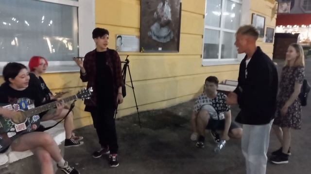 поём какую-то аморальную песню в центре города?? смотреть онлайн