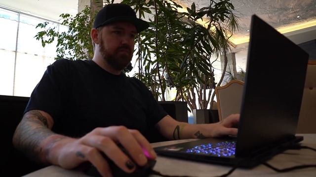 Travel made easy w/ Lenovo Slim смотреть онлайн