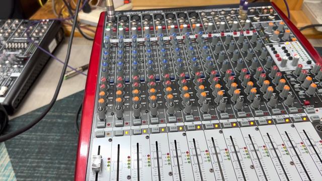 Mixer bãi Đức behringer xenyx ufx1604 có 2 bộ efects tiếng quá hay смотреть онлайн