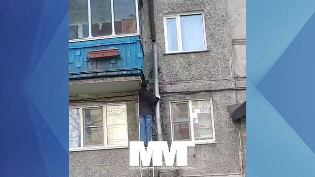 Жильцы дома сами починили сточную трубу смотреть онлайн