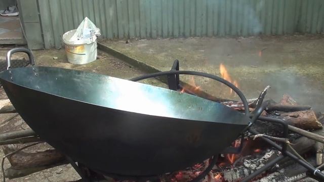 БОЛЬШАЯ УЛИЧНАЯ сковорода WOK. Подготовка к работе на КОСТРЕ! смотреть онлайн