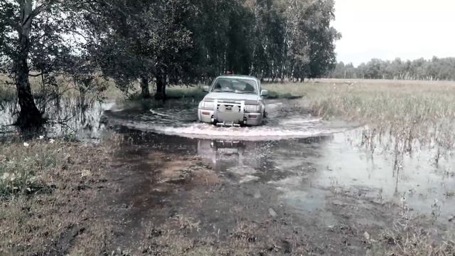 Toyota Hilux Surf 185. Форсирование болотца. смотреть онлайн