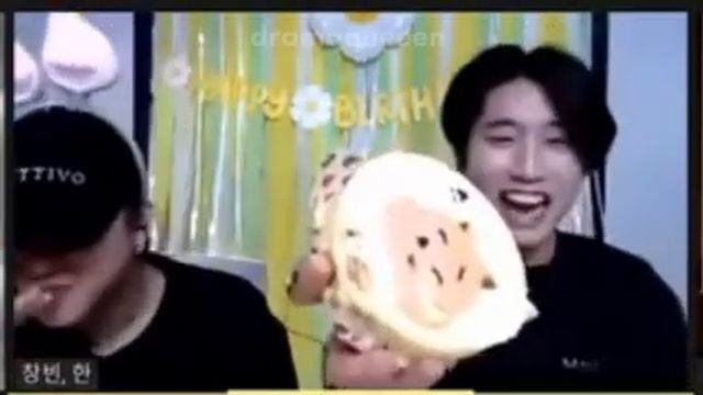 Хан Джисон ведет себя (не)адекватно на протяжении 5-и минут смотреть онлайн