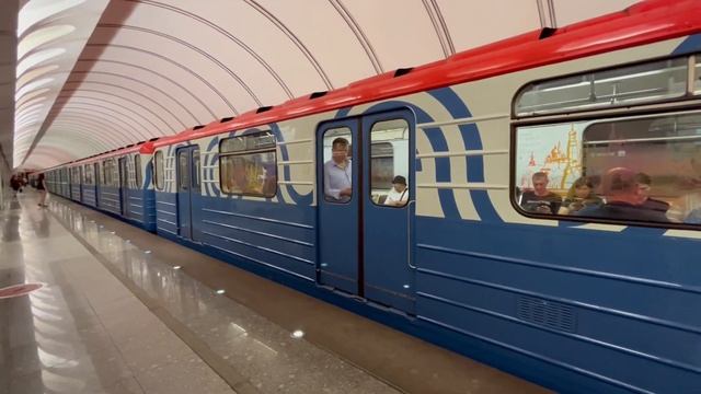 Электропоезд 81-717/714.5М «Номерной» на станции «Достоевская» смотреть онлайн