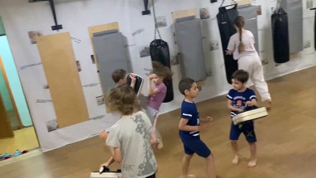 Мастер класс от Артура Крымова, урок 3, ноги. 09.06.2022г. Киокусинкай в Климовске, Западная 12. смотреть онлайн
