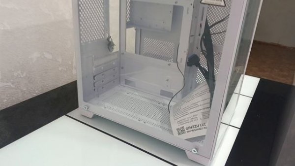 Игровой корпус Ginzzu V400 mATX закаленное стекло, RGB подсветка.