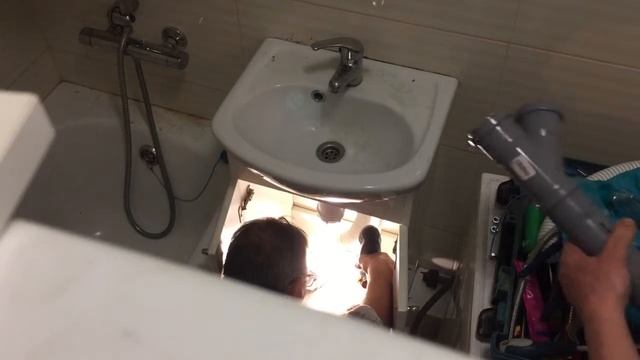 Пример 134. Ремонт умывальника с высоты крыши холодильника смотреть онлайн