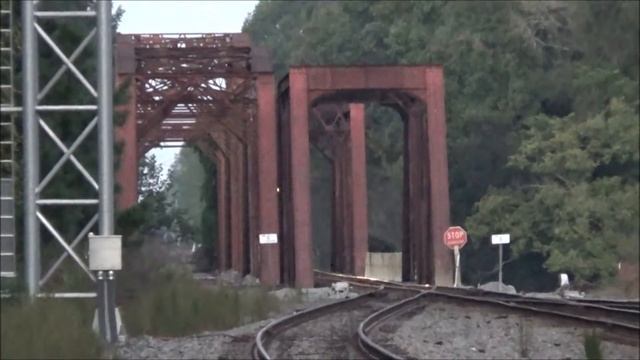 CSX SD70Mac leads G795 w/ Horn salute! смотреть онлайн