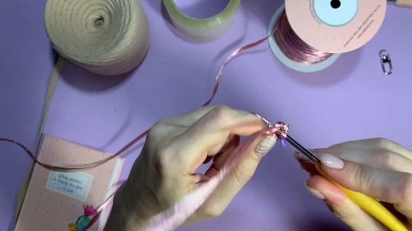 Кисточка брелок для вязаной сумки. Из рафии / из трикотажной пряжи (raffia tassel for crochet bag)