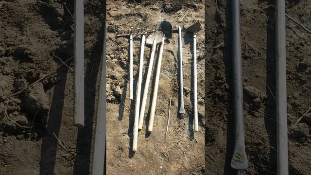 Шесть инструментов лежат на влажной земле 11-ого Мая - это двое грабель, две лопаты, лом и тяпка!