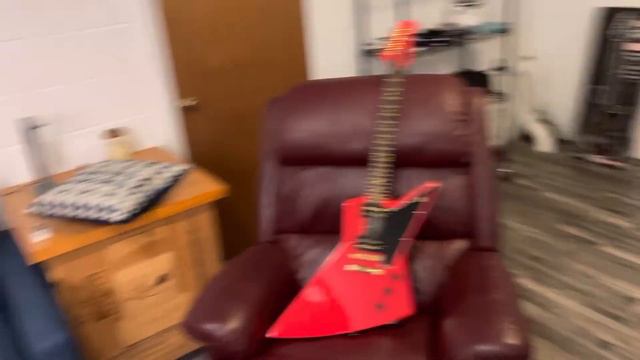 Unboxing The New Lzzy Hale Explorerbird смотреть онлайн
