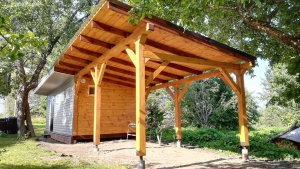 Хозблок с подъёмными воротами и навесом