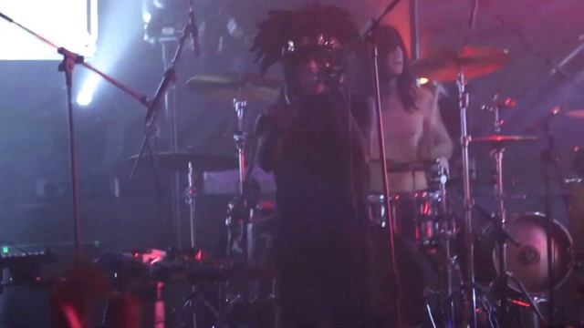 IAMX- 'I Come With Knives' {Tour Multicam} смотреть онлайн
