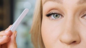 Как клеить накладные ресницы-пучки Romanovamakeup.