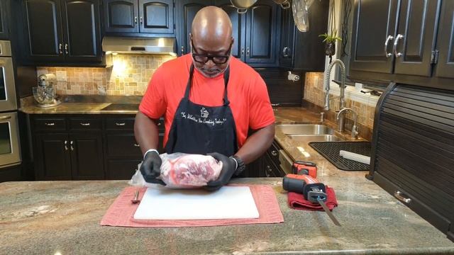 Quickly cut up large and/or frozen slabs of meat using a reciprocating saw смотреть онлайн