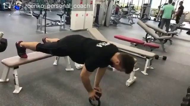 Рекордсмен Евгений Роенко развлекается в спортзале Часть 2 смотреть онлайн