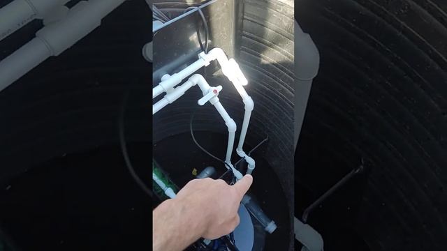 Монтаж дренажного насоса Aquario в септик Термолос. Корпус к центру, поплавок наружу 7 см от стяжки смотреть онлайн