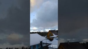 Десятки вертолетов пролетают в Нижегородской области. Видео ускорено в 2 раза.
