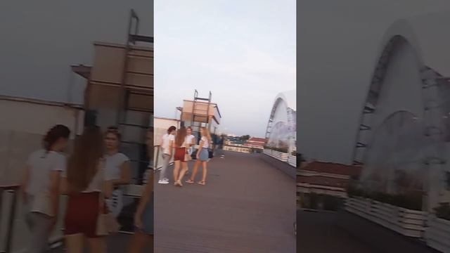 Я гуляю на крыше торгового центра!??."КРЫША МИРА'' смотреть онлайн