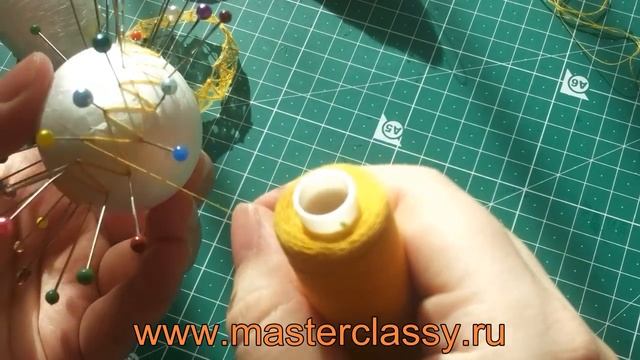 Детские поделки на Пасху. Цыпленок в яйце из ниток: подробный видео урок