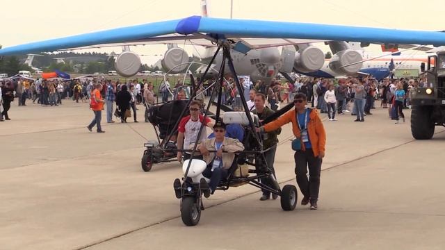 Буксировка самолетов: L-410NG, Aeropract-22L, Extra EA-300, Ил-2, мотодельтаплан "МАКС-2017" смотреть онлайн