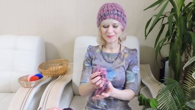 Помпоны. Шапки к ним и пряжа. Продолжаем начатые проекты. смотреть онлайн