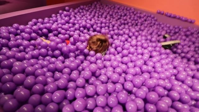 OVERNIGHT IN MODERN ART MUSEUM! (ball pits) смотреть онлайн
