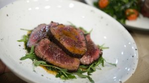 Медальоны из говядины с салатом из рукколы и помидоров. Сочный ростбиф с кунжутным соусом