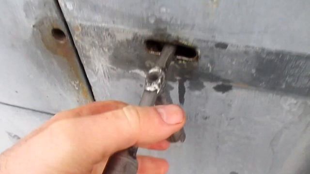 Как открыть заклинивший гаражный замок. смотреть онлайн