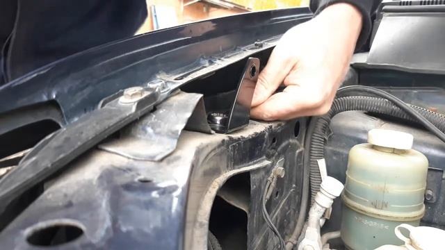 Установка газового упора капота Mitsubishi Outlander XL смотреть онлайн