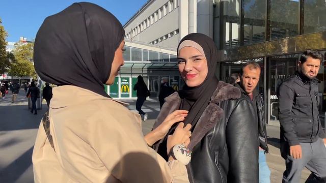NON HIJABIS TRYING THE HIJAB FOR THE FIRST TIME! PART 3 (with a surprise!) смотреть онлайн