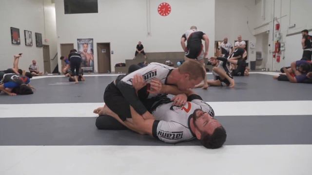 FULL ROUND: Rafael Lovato Jr Showcases His Style In The Training Room смотреть онлайн