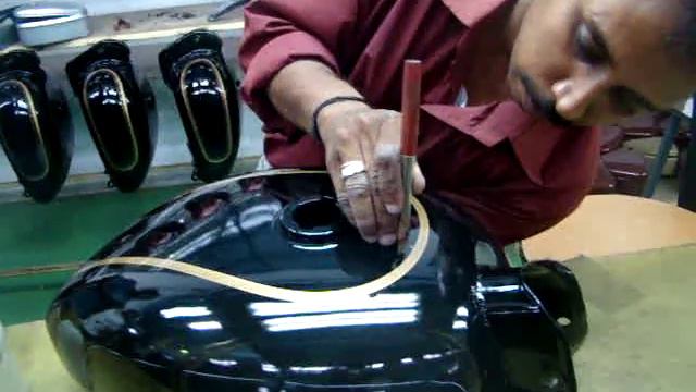 Royal Enfield Bullet petrol tank stripe handpainting by Jaikumar смотреть онлайн