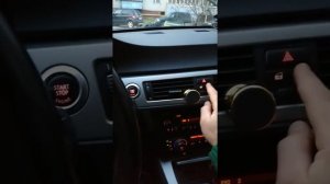 БМВ е90 320i обзор! Проверка уровня масло..mp4