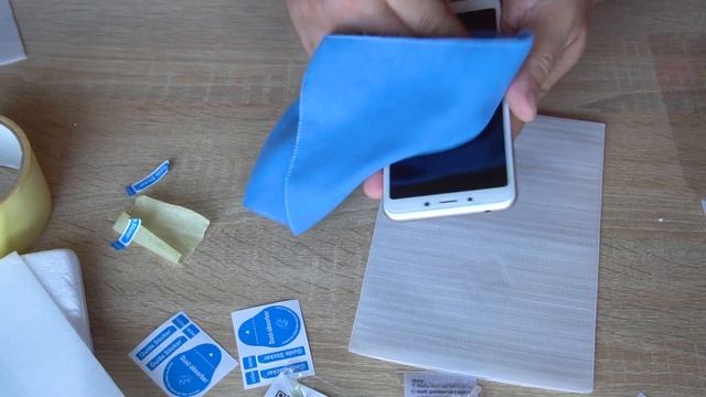 Клеим стекло на телефон без пузырей. Зачем нужна эта жидкость ? смотреть онлайн