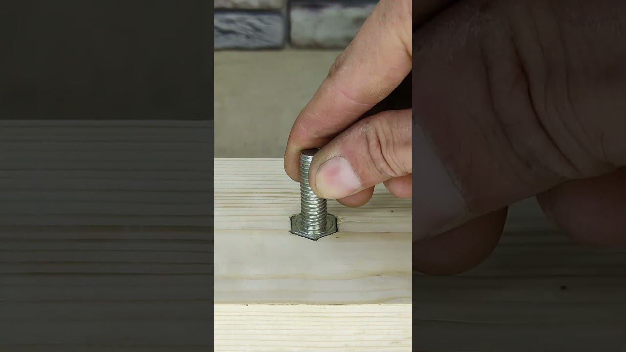Обязательно запомни эту хитрость! Как можно легко закрепить болт в древесине? #shorts смотреть онлайн