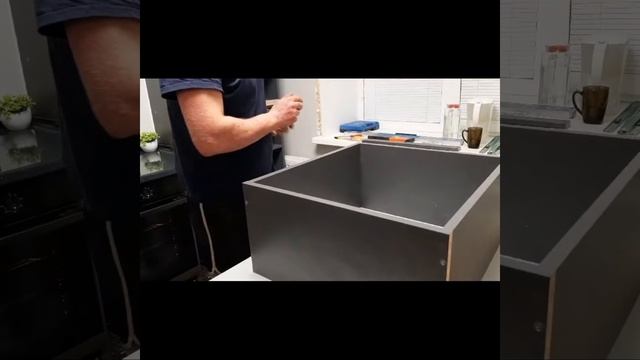 КранОвщик собирает ящики для гарнитура кухонного смотреть онлайн