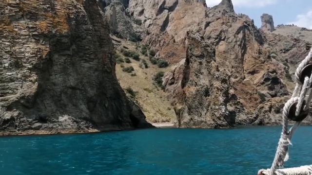 Коктебель. Морская прогулка вдоль потухшего вулкана Кара Даг. Встреча с дельфинами. смотреть онлайн