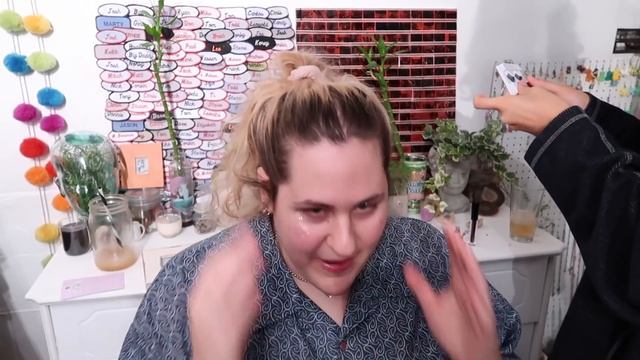 Pretty Girl Gives Ugly Girl A Makeover (major transformation) смотреть онлайн