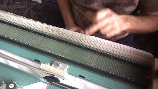 Начало вязания на вязальной машине Нева-5 смотреть онлайн