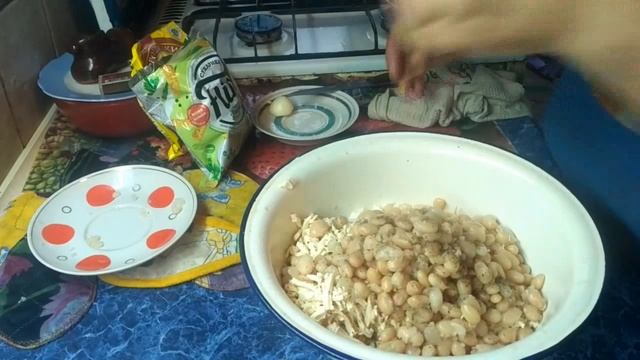 Квасоляний салат! ОБАЛДЕННЫЙ САЛАТ НА ПРАЗДНИЧНЫЙ СТОЛ. Дешевый рецепт, не хуже, чем с мясом! смотреть онлайн