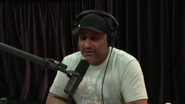 Joe Rogan & Russell Peters Talk About Iron Neck & Neck Strength in BJJ смотреть онлайн