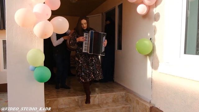 ВЫВОД НЕВЕСТЫ ИЗ ДОМА ПО СТАРИННОМУ БАЛКАРСКОМУ ОБЫЧАЮ (ВЕДУЩИЙ: РУСЛАН ГАЗАЕВ) смотреть онлайн