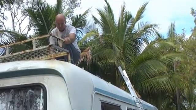 New Life on the Road - David cutting down the Old Roof Racks смотреть онлайн